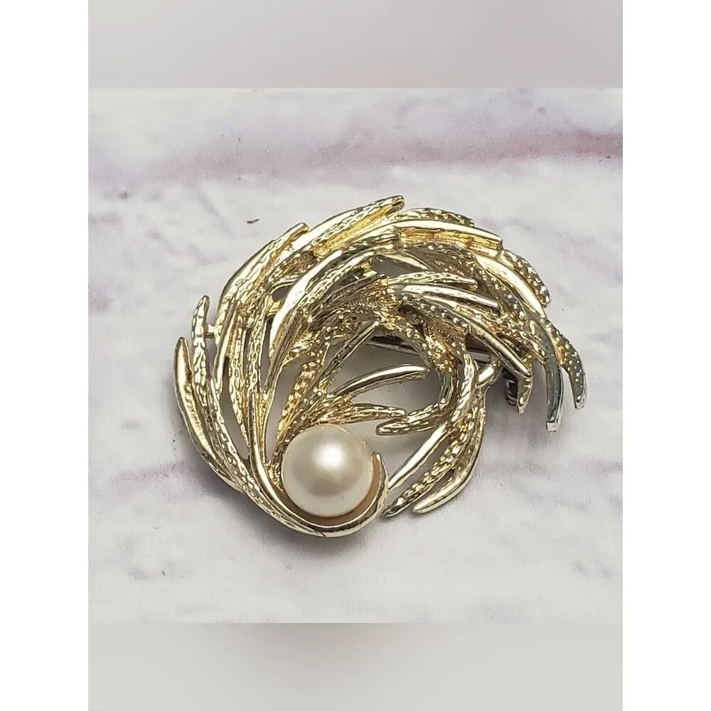 VINTAGE Brooch Goldtone Swirl Branches & Faux Pearl